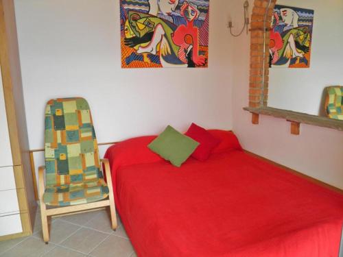 Habitación con sofá rojo y silla en Asti, en Gravedona