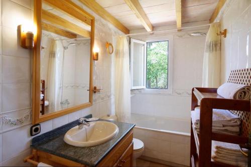 a bathroom with a sink and a toilet and a tub at Sa Vinyeta de Son Jaumell in Capdepera