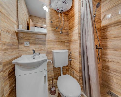 uma pequena casa de banho com WC e lavatório em Dom B Apartments em Budva