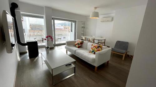 波延薩港的住宿－Pollensa Beach Loft，客厅配有白色的沙发和桌子