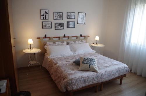 1 dormitorio con 1 cama grande y 2 lámparas en Alla Torre B&B, en Mestre
