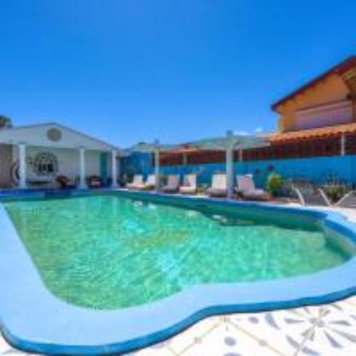 A piscina localizada em Sunflower Villa Studios Turquoise ou nos arredores