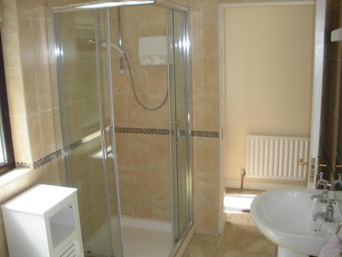 bagno con doccia e lavandino di Beautiful 3-Bed House in Knock a Knock