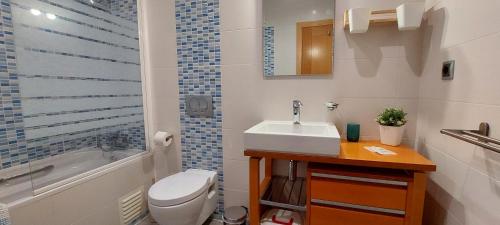 クアルテイラにあるパルケ アトランティコのバスルーム(洗面台、トイレ、シャワー付)
