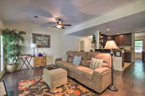Χώρος καθιστικού στο Idyllic Eatonton House with Patio and Lake Access!!