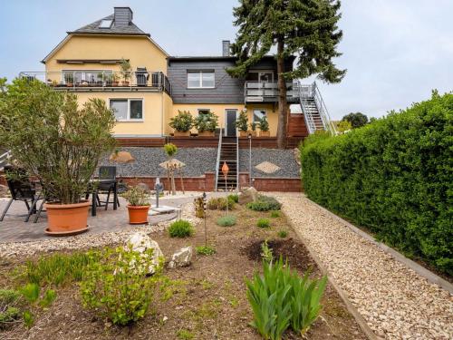 ein Haus mit Garten davor in der Unterkunft Restful Apartment in Neumagen near River Moselle in Neumagen