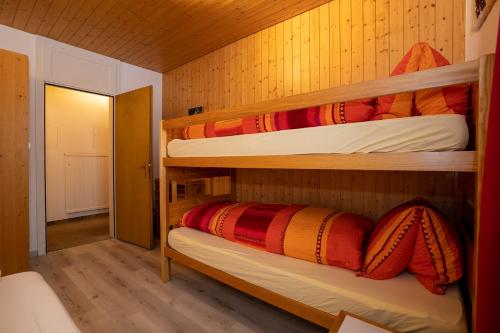 フタンにあるFerienwohnung am Dorfplatzの二段ベッド3組が備わる二段ベッド付きの客室です。