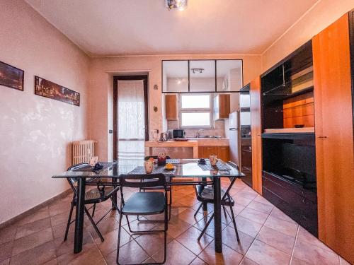 eine Küche mit einem Tisch und Stühlen im Zimmer in der Unterkunft MYHOUSE INN LINGOTTO - Affitti Brevi Italia in Turin