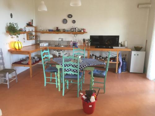 eine Küche mit einem Tisch und Stühlen sowie einem Schreibtisch in der Unterkunft Rocky Mountain Way - Off The Cretan Track in Sellía