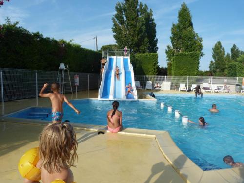 een groep mensen in een zwembad bij Mobile Home tout confort Sarah in Vic-la-Gardiole