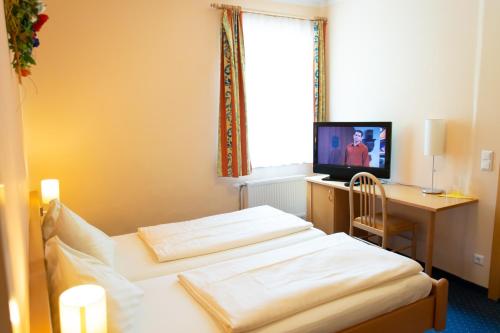 Säng eller sängar i ett rum på Strandhotel Burgstaller