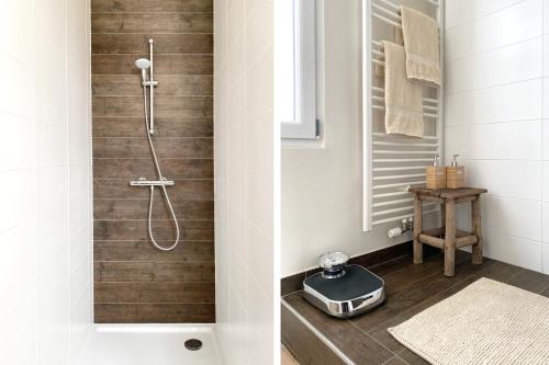 uma casa de banho com uma cabina de duche e um WC. em Rosier37 em Antuérpia