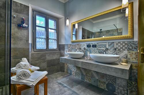 a bathroom with two sinks and a mirror at Agriturismo Al Lambic in Tignale