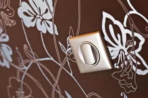 a white object is sitting on a wall with flowers at Castel Damandre - Demeures & Châteaux in Arbois
