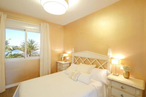 ein Schlafzimmer mit einem weißen Bett und einem Fenster in der Unterkunft Casa Mediterraneo in Alcúdia