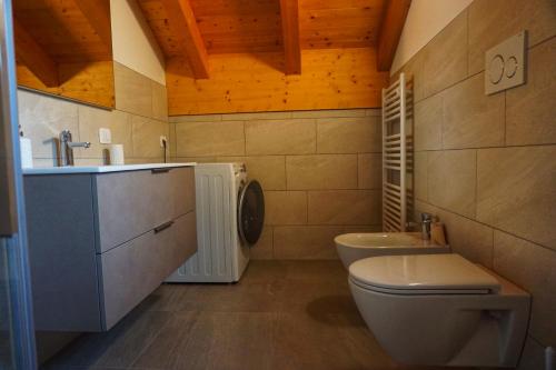 y baño con aseo y lavamanos. en Agritur Zuveith en Salorno