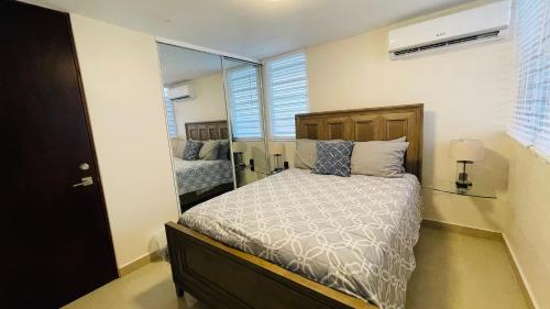 um quarto com uma cama e um espelho em Private Patio Retreat with Zen Vibe and FREE Laundry em Ponce