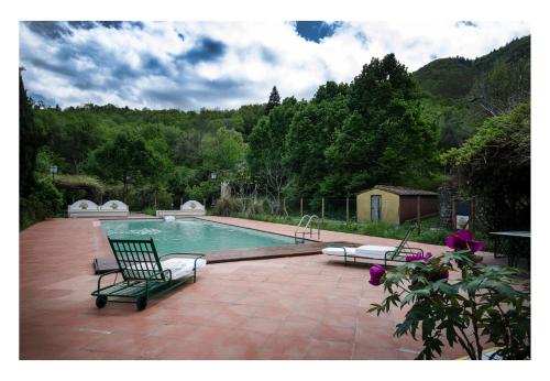 A piscina localizada em The Countryside Florence ou nos arredores