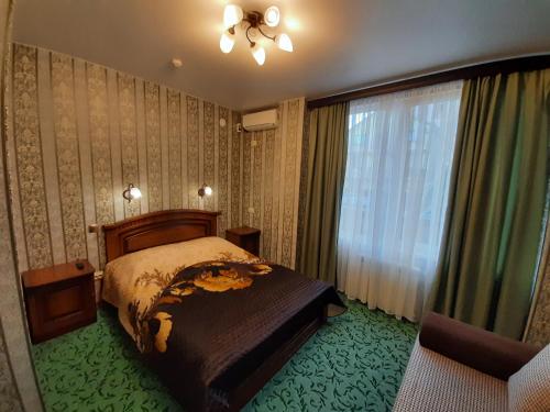 アドレルにあるGuest House Teremokのベッドルーム1室(ベッド1台、窓、椅子付)
