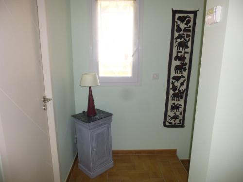 a room with a lamp on a table with a window at Domaine de Flo ADULT a partir de 16 ans in Saint-Jean-de-la-Blaquière