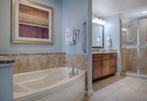 een grote badkamer met een bad en een douche bij Club Wyndham National Harbor in National Harbor