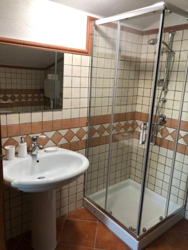 uma casa de banho com um lavatório e um chuveiro em Al dolce dormire em San Marco dei Cavoti