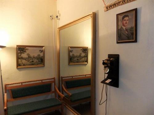 un miroir sur un mur avec une caméra dans une pièce dans l'établissement College Guest House, à Haverfordwest