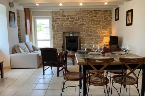 un salon avec une table, des chaises et un canapé dans l'établissement Pen TY sur les Hauteurs- Audierne- Plouhinec, à Plouhinec