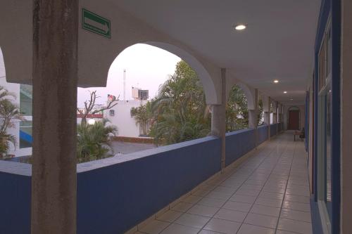 an empty hallway of a building with an archway at Hotel Arcos Aeropuerto in Veracruz