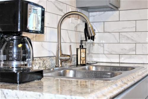 Una cocina o cocineta en Modern 2BR near DT, 8min walk to Park&Conservatory
