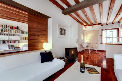 ein Wohnzimmer mit einem weißen Sofa und einem TV in der Unterkunft CA ANGELA VENETIAN APARTMENT M0270428215 in Venedig