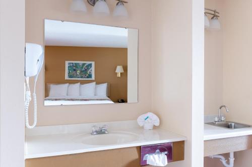 uma casa de banho com um lavatório e um espelho em Aloha Beach Resort em Wisconsin Dells