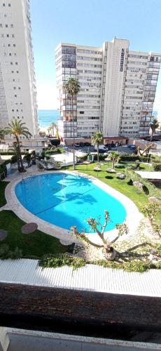 Apartamento mediterraneo, muy centrico, en Plaza Triangular, soleado, con jardines y piscina y la playa enfrente andando, con parking exterior comunitario