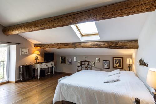1 dormitorio con cama blanca y escritorio en Stunning property between Alpilles and Luberon, en Cavaillon