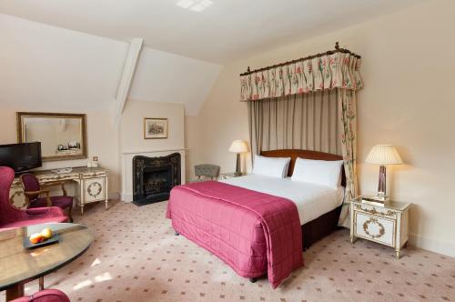 Postel nebo postele na pokoji v ubytování Flitwick Manor Hotel, BW Premier Collection