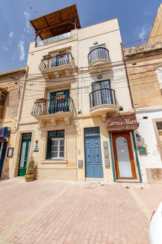 El edificio en el que está la casa vacacional