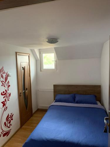 シビウにあるMy Place - Cozy roomsのベッドルーム(青いベッド1台、窓付)