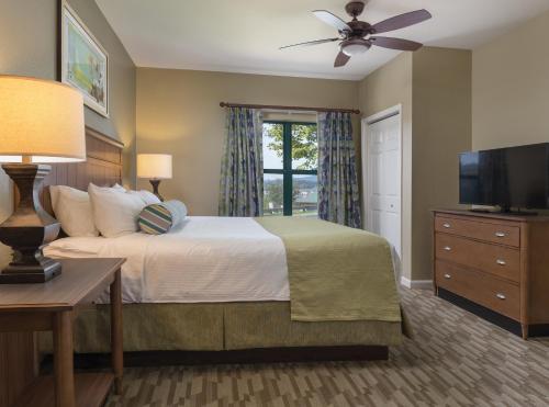 A bed or beds in a room at Club Wyndham Smoky Mountains