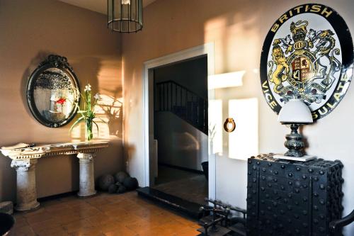 Habitación con espejo y mesa con lámpara. en Doma Hotel, en La Canea