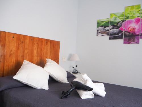 Un dormitorio con una cama con un teléfono. en Duplex Belmaco - Casitas las Abuelas en Santa Cruz de la Palma