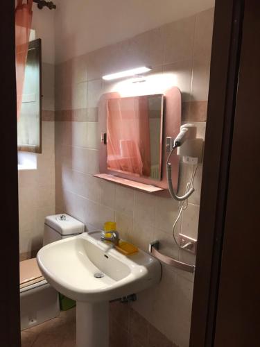 W łazience znajduje się umywalka i lustro. w obiekcie Val Giardino Vintage Cottage w mieście Roccamorice