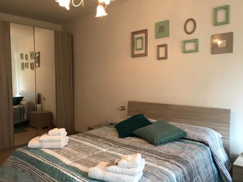 A bed or beds in a room at Val Giardino Vintage Cottage