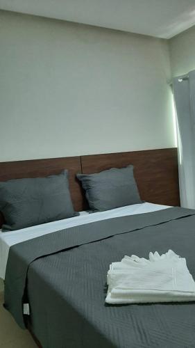 a pair of beds in a room withthritisthritisthritisthritisthritisthritisthritisthritis at Pousada Receptur in Piranhas