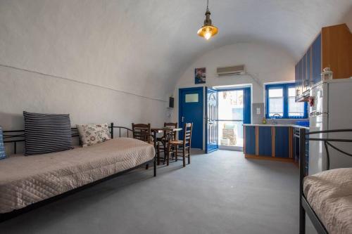 a room with two beds and a kitchen with a table at Eva's Guesthouse in Éxo Goniá