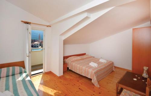 Schlafzimmer mit einem Bett, einem Tisch und einem Fenster in der Unterkunft Apartman Tudor in Stari Grad