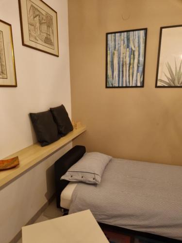 Habitación pequeña con 2 camas y estante en B&B L'ARANCIO, en Fossacesia