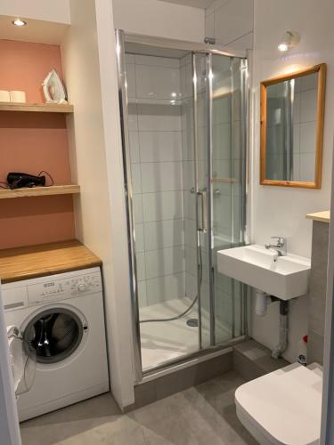 Ένα μπάνιο στο Gite les montgolfières avec GARAGE