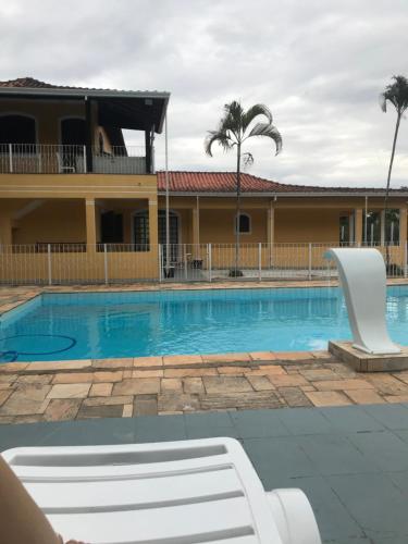 einem Pool vor einem Gebäude mit einem Resort in der Unterkunft Sitio Recanto da Alegria - MAIRINQUE in Mairinque