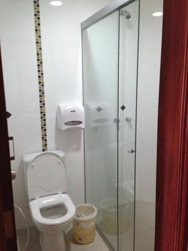 a bathroom with a toilet and a glass shower at Alojamiento Kariss Me in Santa Cruz de la Sierra