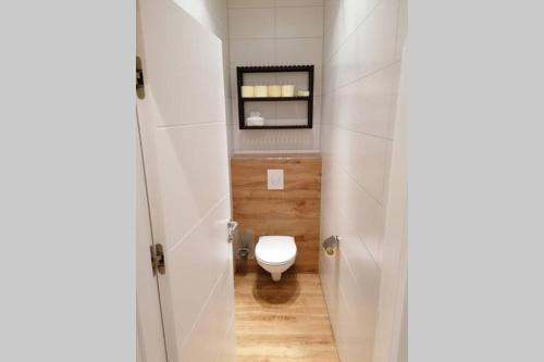 ein Bad mit WC in einem kleinen Zimmer in der Unterkunft Urlaub machen wo andere arbeiten :) in Klagenfurt am Wörthersee